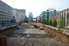 841569 Gezicht op de toekomstige Stadsbuitengracht te Utrecht tussen de Catharijnesingel (links) en de Rijnkade, vanaf ...